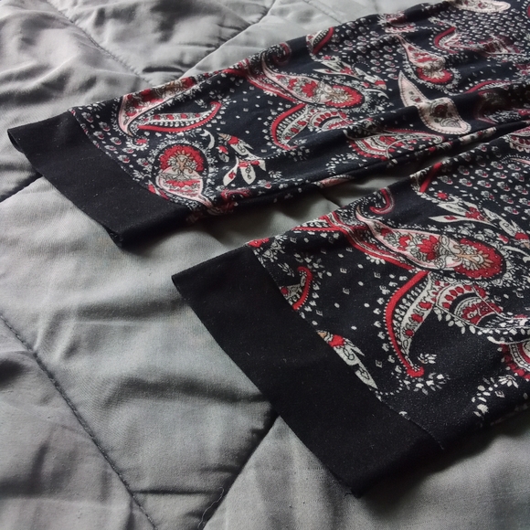 Women's Black Robe Paisley Red & White Pattern Brother's Stretchy V Neck Size XL - Picture 11 of 14